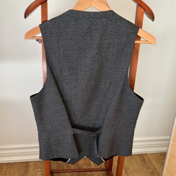 LE CHATEAU | Dark Grey Vest - Size Small - Picture 3 of 3